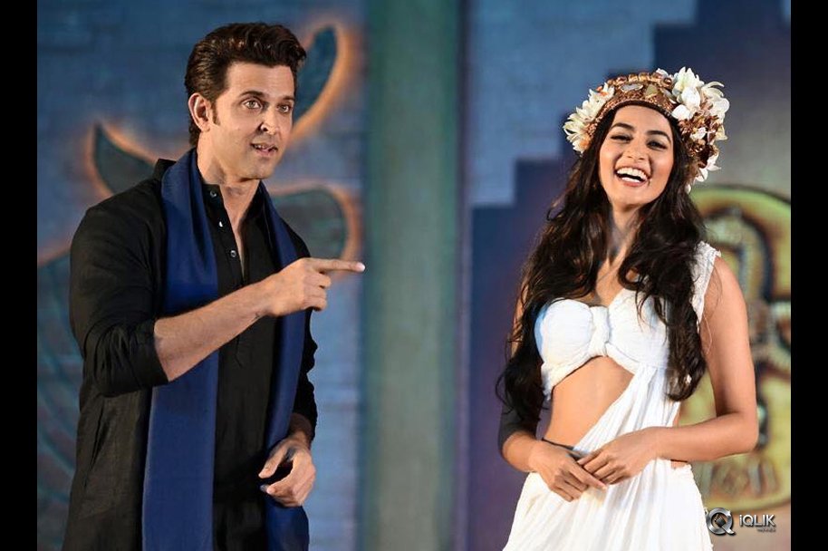 Hrithik-Roshan-and-Pooja-Hegde-at-Mohenjo-Daro-Promotions